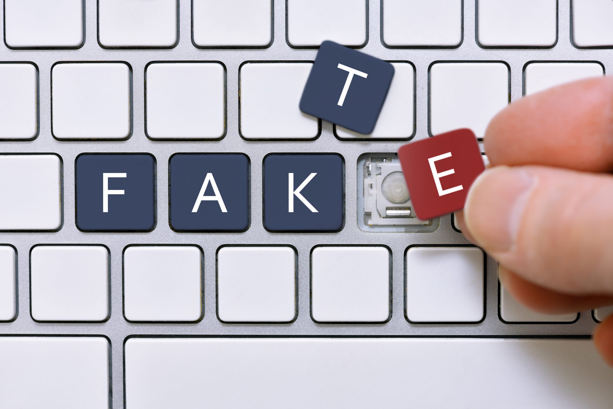 Computertasten mit der Aufschrift Fake, Symbolfoto für Fake News