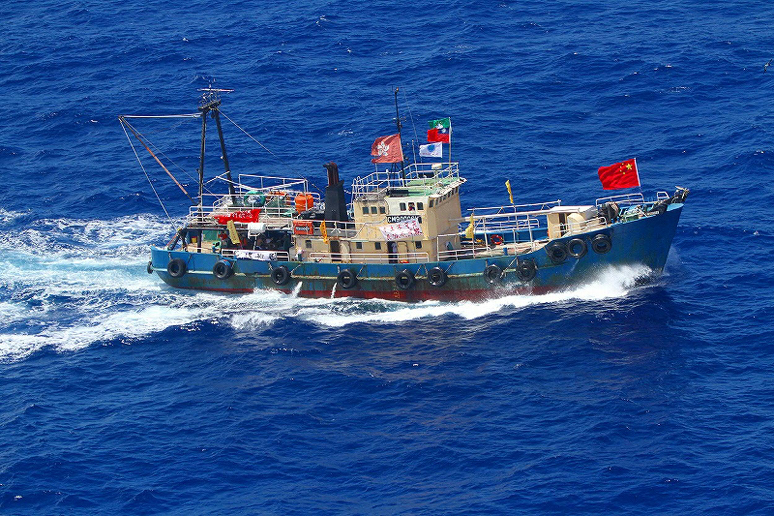 Image accompanying Ein virales Bild zeigt einen Einsatz der australischen Marine gegen ein Schiff mit Migranten.