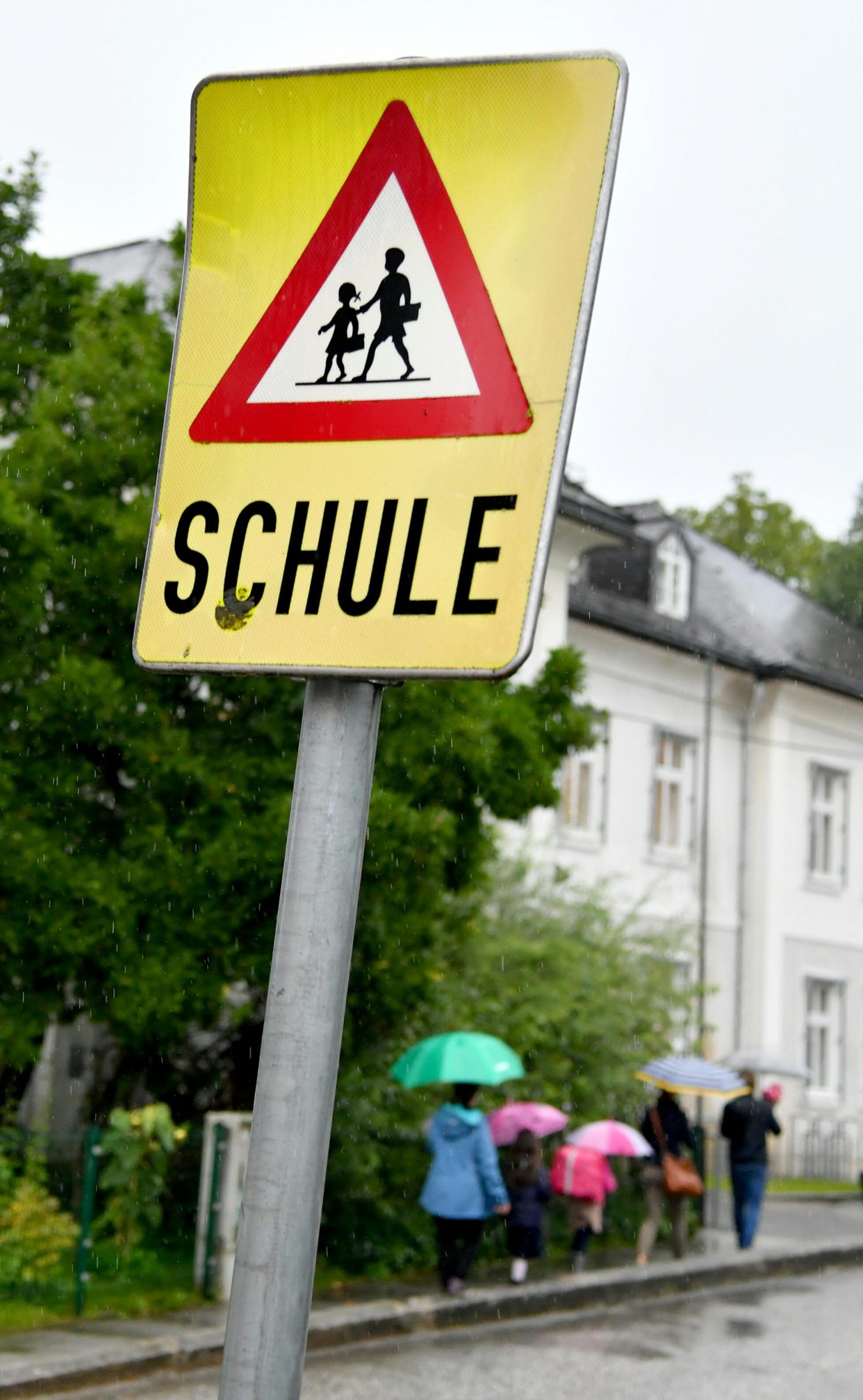 Image accompanying Vor Wiener Schulen wurden Flyer verteilt, die auf die Gefahren der Corona-Impfung hinweisen sowie scharfe Kritik an den Maßnahmen äußern.