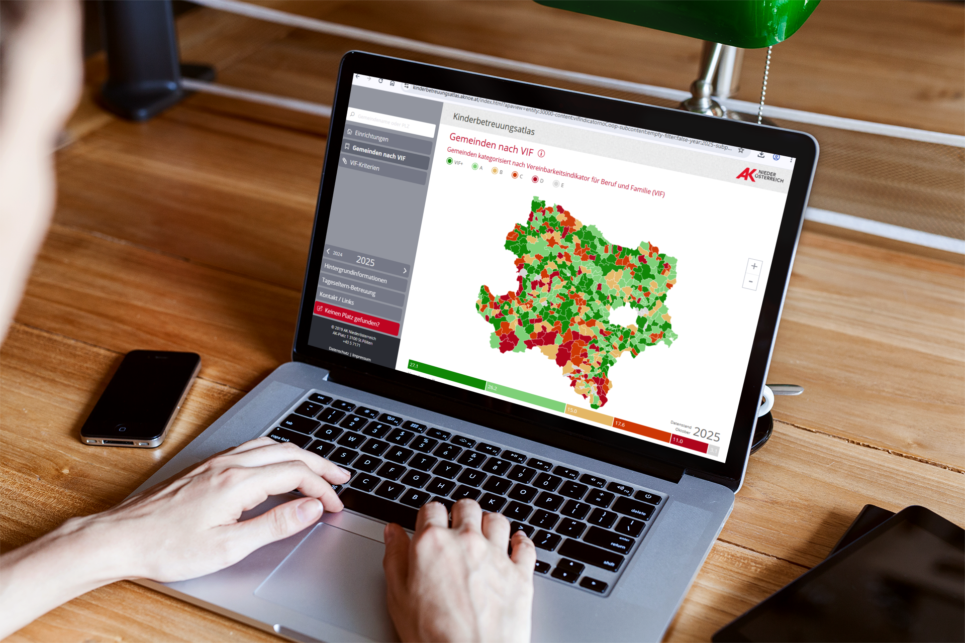 APA-Grafik on Demand Kunde Kinderbetreuungsatlas (KBA) der Arbeiterkammer Niederösterreich auf einem Laptop