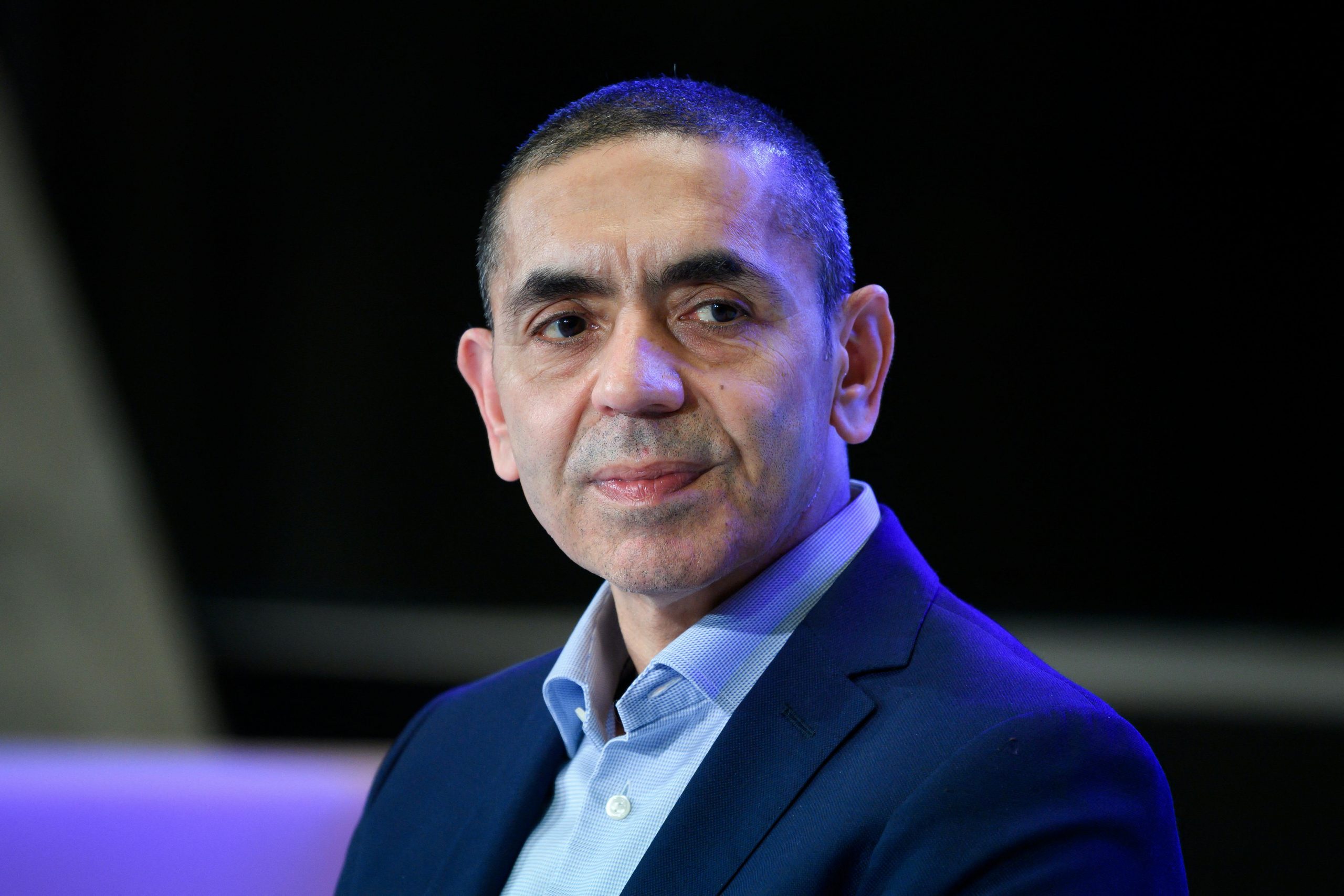 Image accompanying Aufgrund der Omikron-Variante sind laut einer Pressekonferenz von Biontech-CEO Ugur Sahin nach den drei Impfdosen der Grundimmunisierung drei weitere Dosen notw