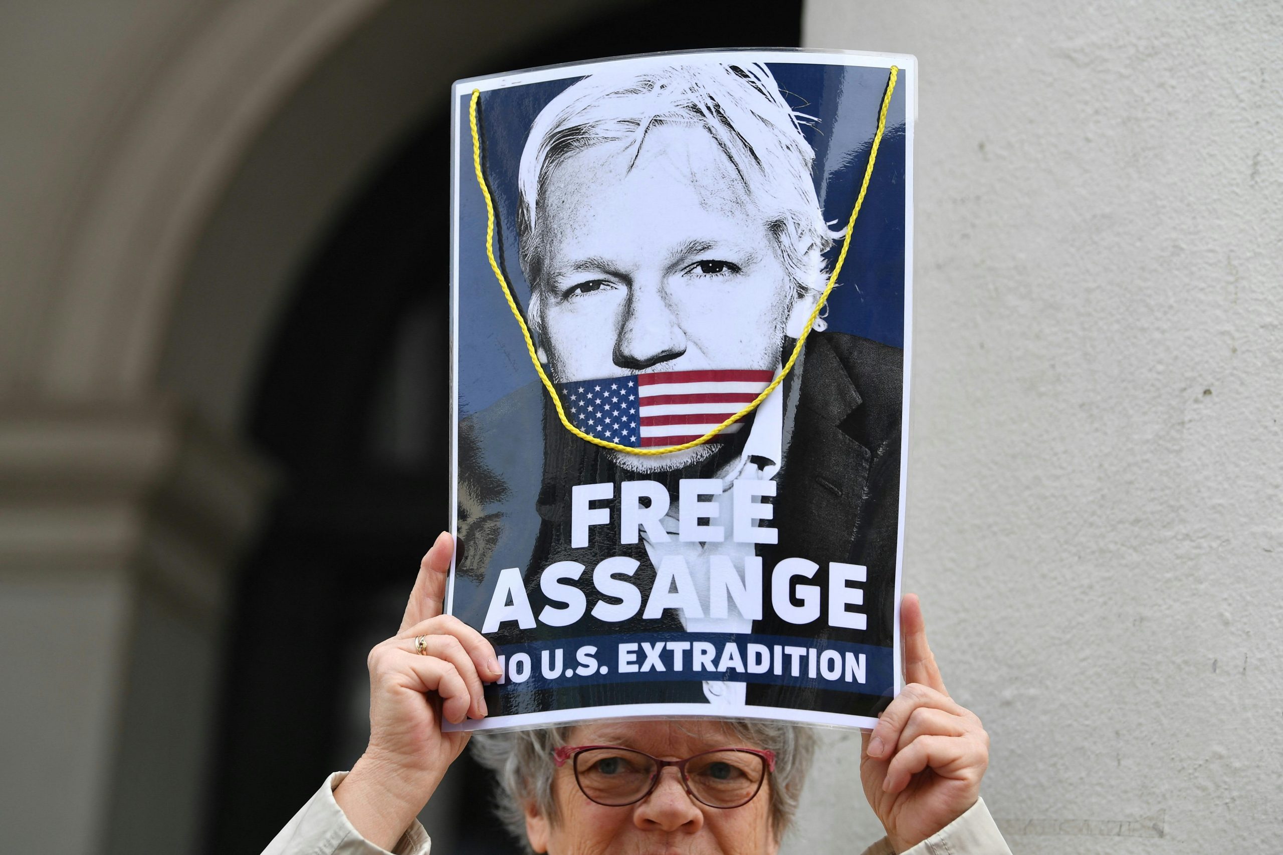 Image accompanying Bild zeigt den inhaftierten Journalisten Julian Assange in schlechtem Zustand