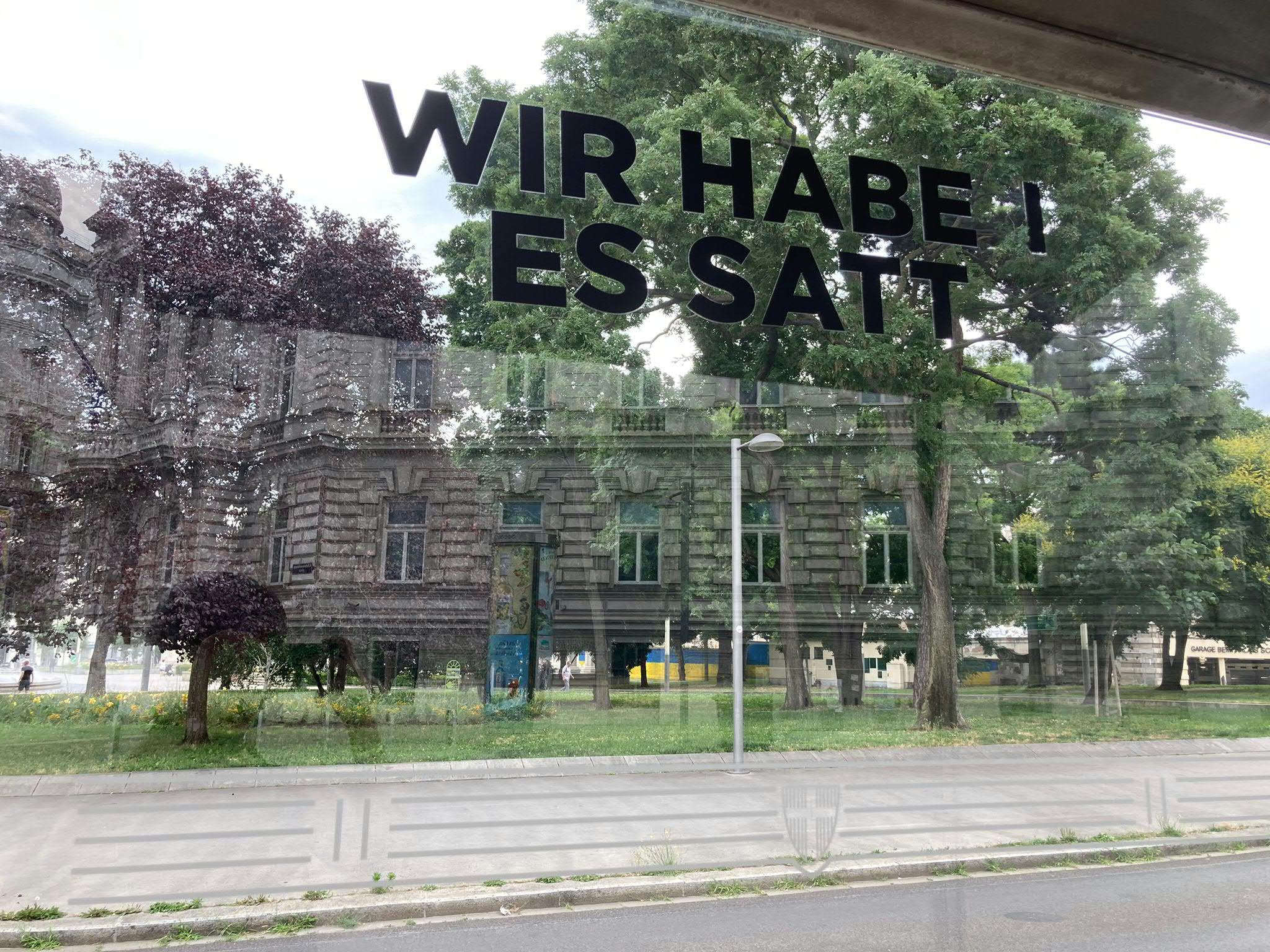 Image accompanying Video zeigt Sticker gegen Ukraine-Unterstützung in Wien