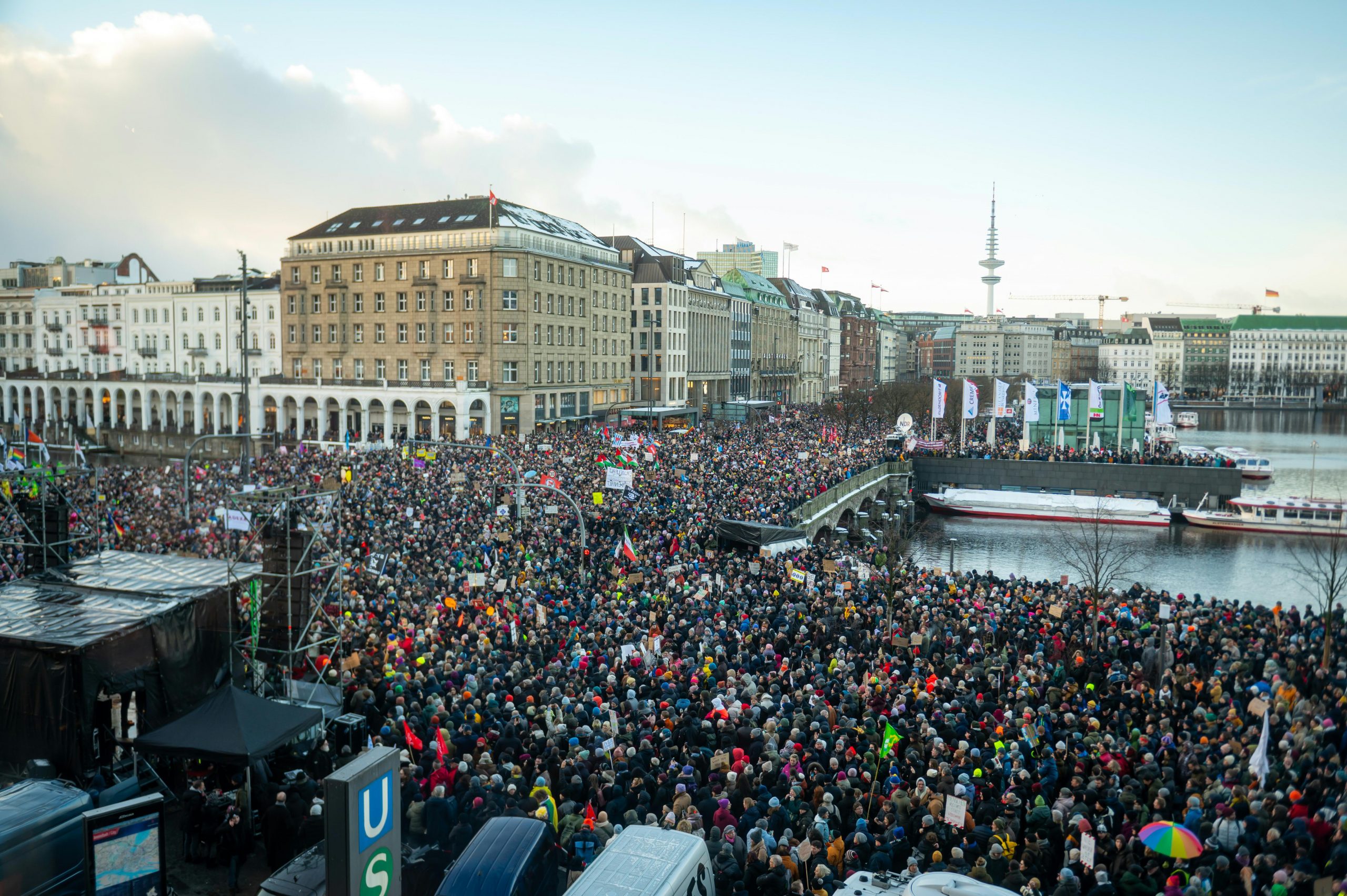 Image accompanying Teilnehmerzahlen zu den Demos gegen Rechts in Hamburg und anderen Städten Deutschlands wurden nach oben geschraubt und Fotos sind manipuliert.