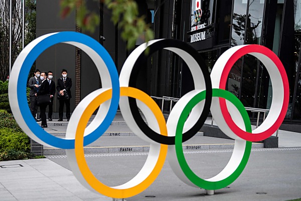 Auf dem Bild sieht man die Olympischen Ringe. Das ist das offizielle Symbol der Olympischen Spiele.