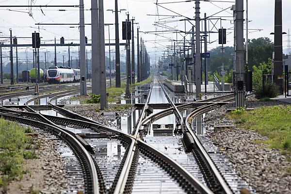 Auf dem Bild sieht man überschwemmte Gleise in Niederösterreich.