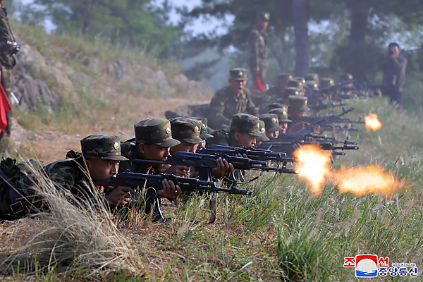 Auf dem Bild sieht man Soldaten aus Nordkorea. Sie schießen mit Gewehren.