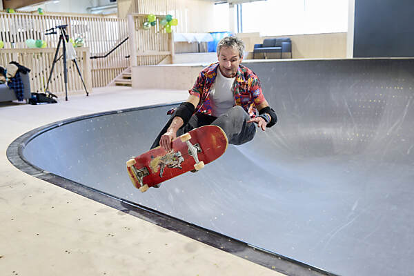 Auf dem Bild sieht man einen Skateboarder in der neuen Halle in Wien.