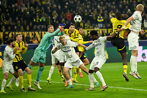 Auf dem Bild sieht man Fußballspieler von Sturm Graz und Borussia Dortmund.