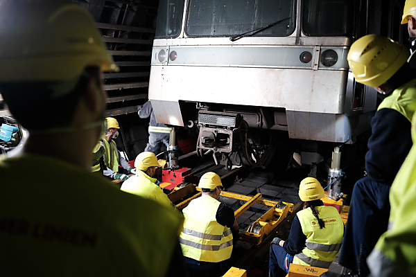 Auf dem Bild sieht man viele Einsatzkräfte der Wiener Linien bei der beschädigten U-Bahn von der U1.