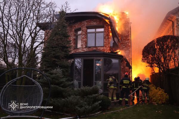 Auf dem Bild sieht man ein brennendes Haus in der ukrainischen Stadt Dnipro.