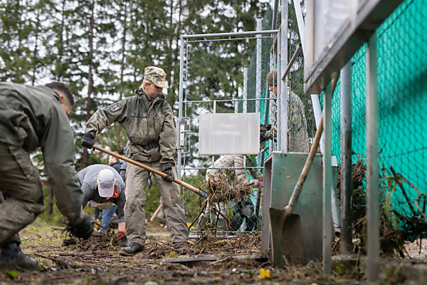 Auf dem Bild sieht man Soldaten vom österreichischen Bundesheer bei Aufräumarbeiten in Niederösterreich.