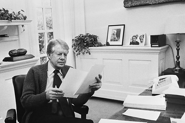 Auf dem Schwarz-weiß-Bild sieht man Jimmy Carter als US-Präsident im Oval Office.