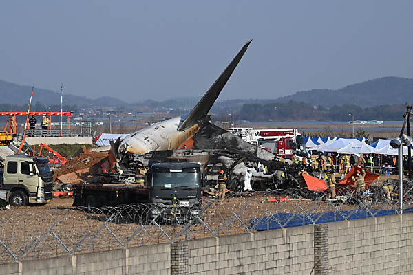 Auf dem Bild sieht man das Wrack von dem Flugzeug.