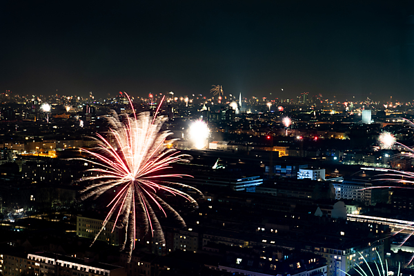 Auf dem Bild sieht man Feuerwerk über Wiens Dächern.