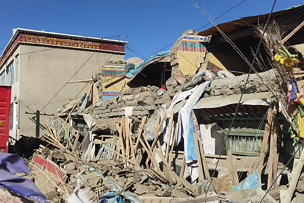 Auf dem Bild sieht man zerstörte Häuser in Tibet.