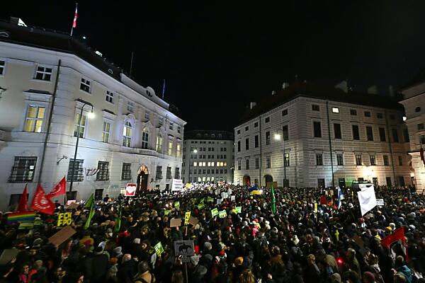 Auf dem Foto sieht man viele Demonstranten am Ballhausplatz.