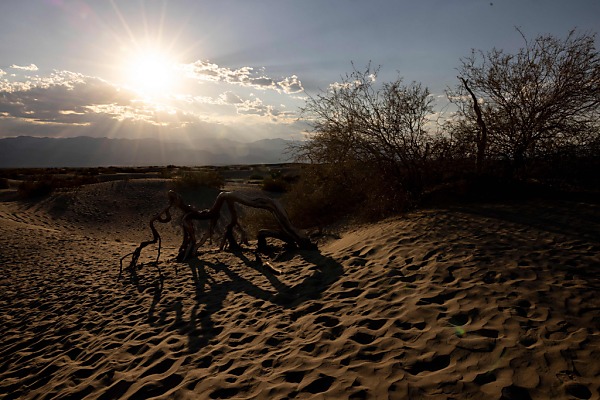 Auf dem Foto sieht man das Death Valley in den USA. Das Death Valley ist einer der heißesten Orte auf der Welt.