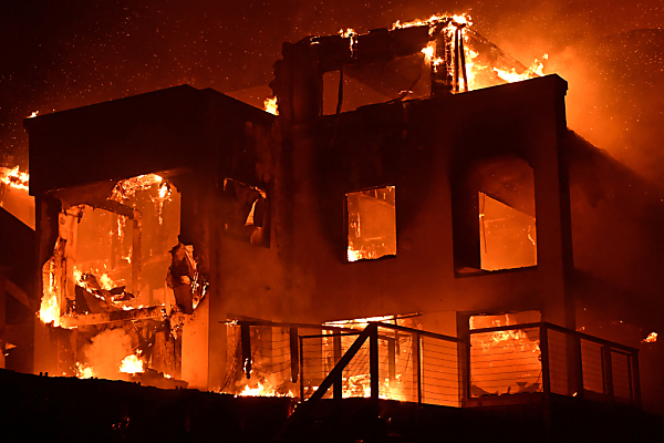 Auf diesem Foto sieht man zahlreiche abgebrannte Häuser in Malibu.