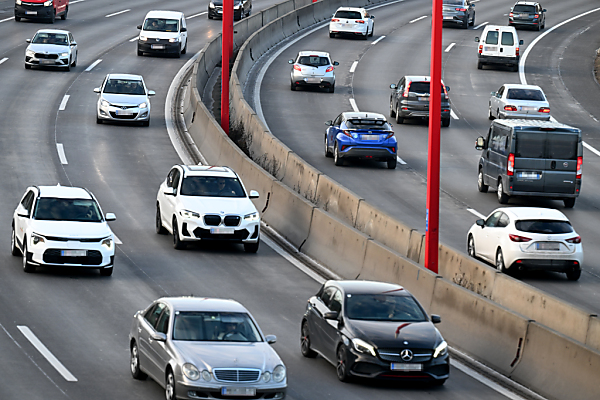 Auf dem Bild sieht man viele Autos auf einer Autobahn.