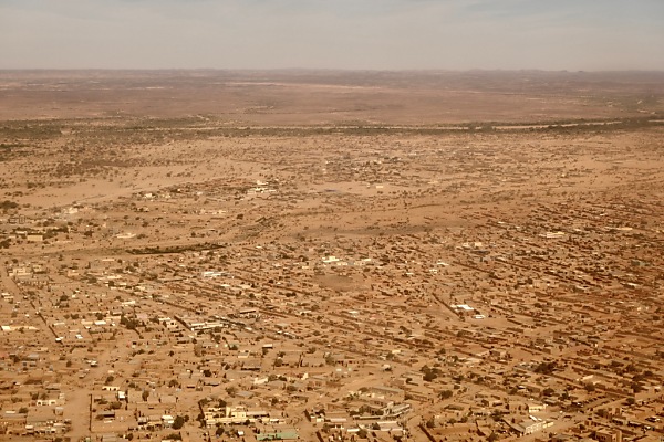 Auf dem Bild sieht man die Wüstenstadt Agadez aus der Luft.