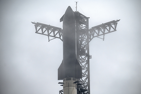 Auf dem Bild sieht man die SpaceX-Rakete vor dem Start.