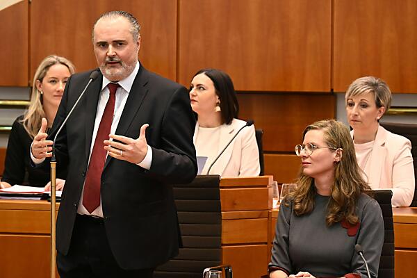 Im Bild sieht man Landeshauptmann Hans Peter Doskozil und daneben seine Stellvertreterin Anja Haider-Wallner.