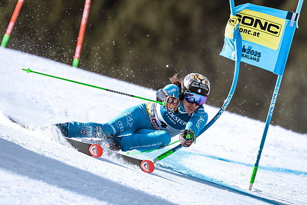 Auf dem Foto sieht man die Italienerin Federica Brignone. Sie fährt gerade die Piste hinunter.