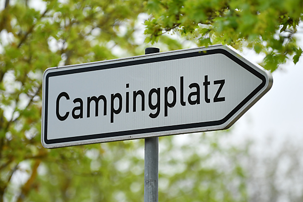 Auf dem Bild sieht man ein Schild auf dem "Campingplatz" steht.