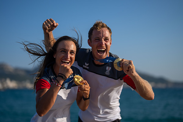 Auf dem Bild sieht man Lara Vadlau und Lukas Mähr, nachdem sie die Goldmedaille im Segeln gewonnen haben.