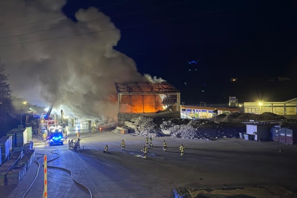 Auf dem Bild sieht man Feuer und Rauch bei der Recycling-Anlage in Tirol.