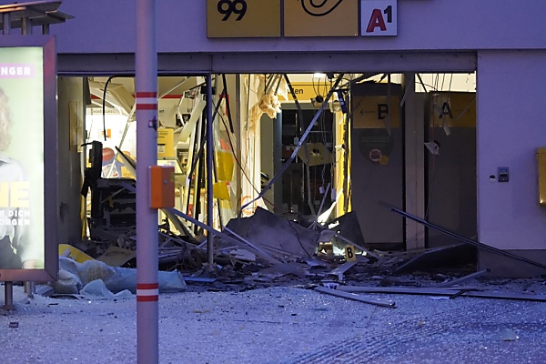 Auf dem Bild sieht man den zerstörten Eingangsbereich von einem Postamt in Wien. Davor ist dort ein Bankomat gesprengt worden.