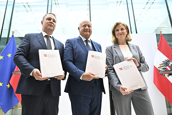 Auf dem Foto sieht man SPÖ-Chef-Anderas Babler, ÖVP-Chef Christian Stocker und NEOS-Chefin Beate Meinl-Reisinger.