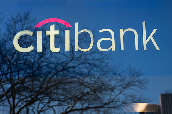 Auf dem Bild sieht man eine Fensterscheibe, auf der Citibank steht.