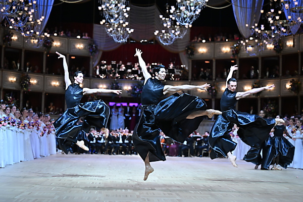 Auf dem Bild sieht man 3 Balletttänzerinnen bei der Eröffnung des Opernballs tanzen.