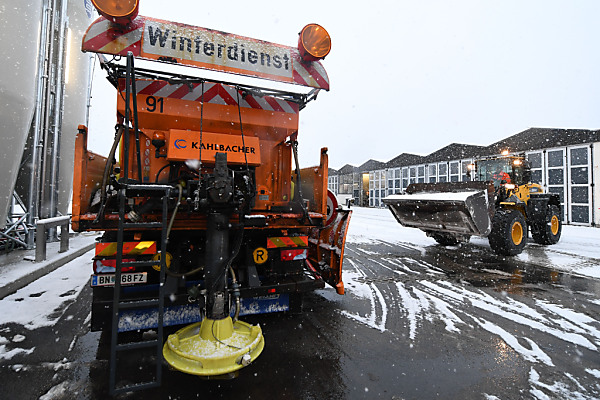 Auf dem Bild sieht man eine große Salzstreu-Maschine vom Winterdienst, die gerade mit Salz befüllt wird.