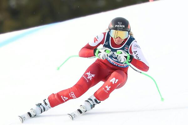 Auf dem Bild sieht man Cornelia Hütter bei einem Ski-Rennen.