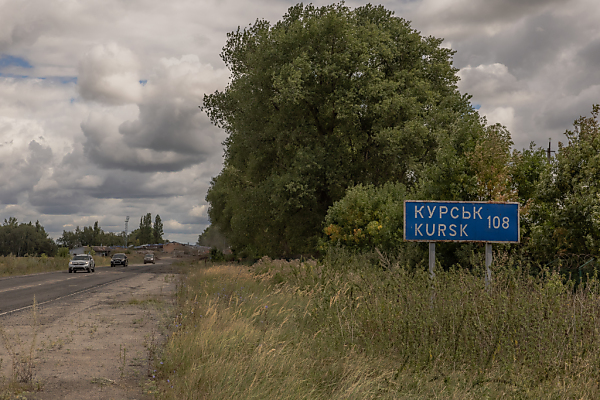 Auf dem Bild sieht man eine Straße mit einem Straßenschild. Auf dem Schild steht Kursk.