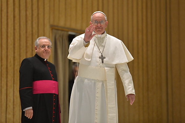 Auf dem Bild sieht man Papst Franziskus.