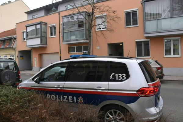 Auf dem Bild sieht man ein Polizeiauto vor der Wohnung der toten 81-Jährigen in Niederösterreich.