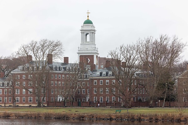 Auf dem Bild sieht man mehrere Gebäude der Universität Harvard.