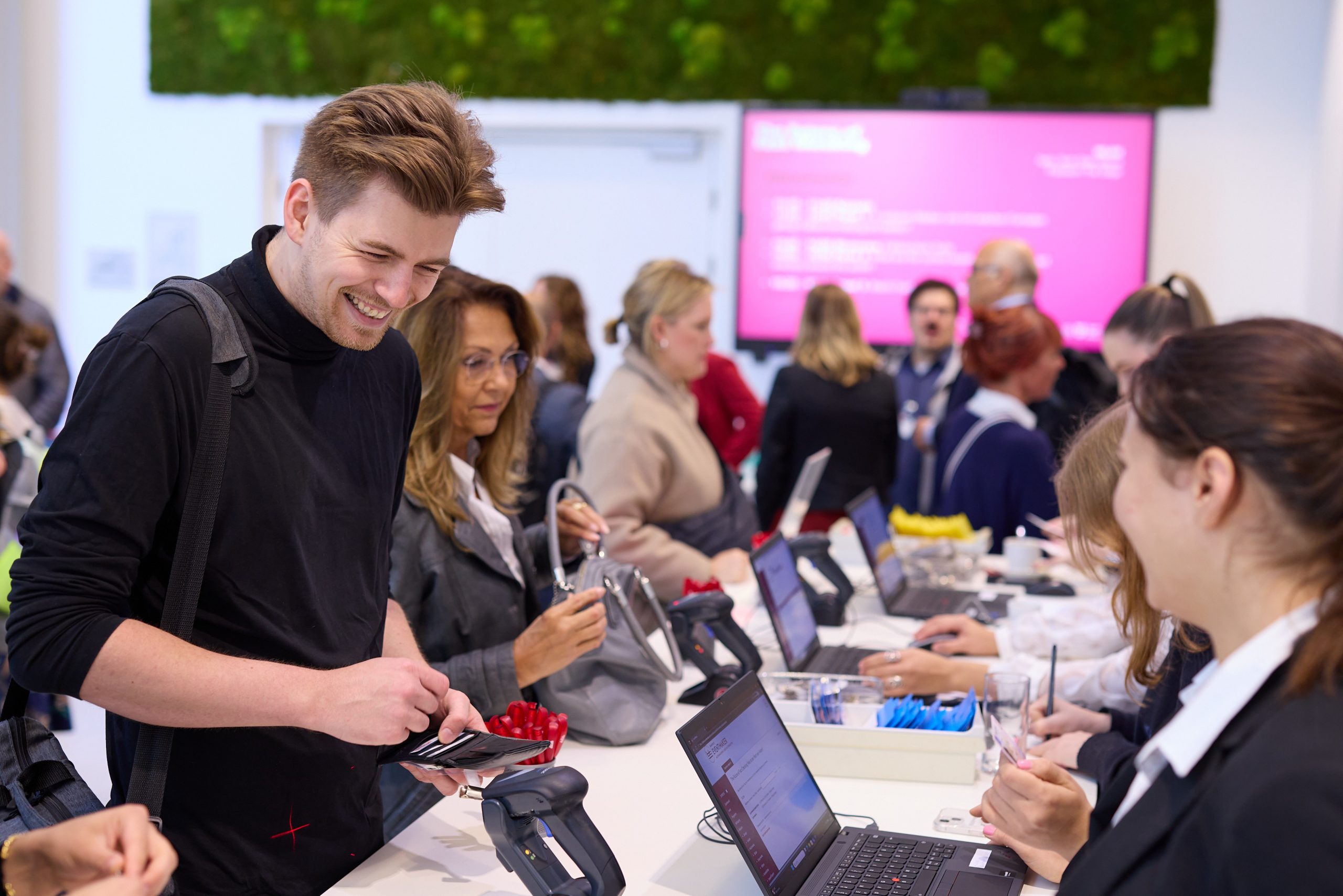 Ein Besucher von The Future of Fact Checking lacht