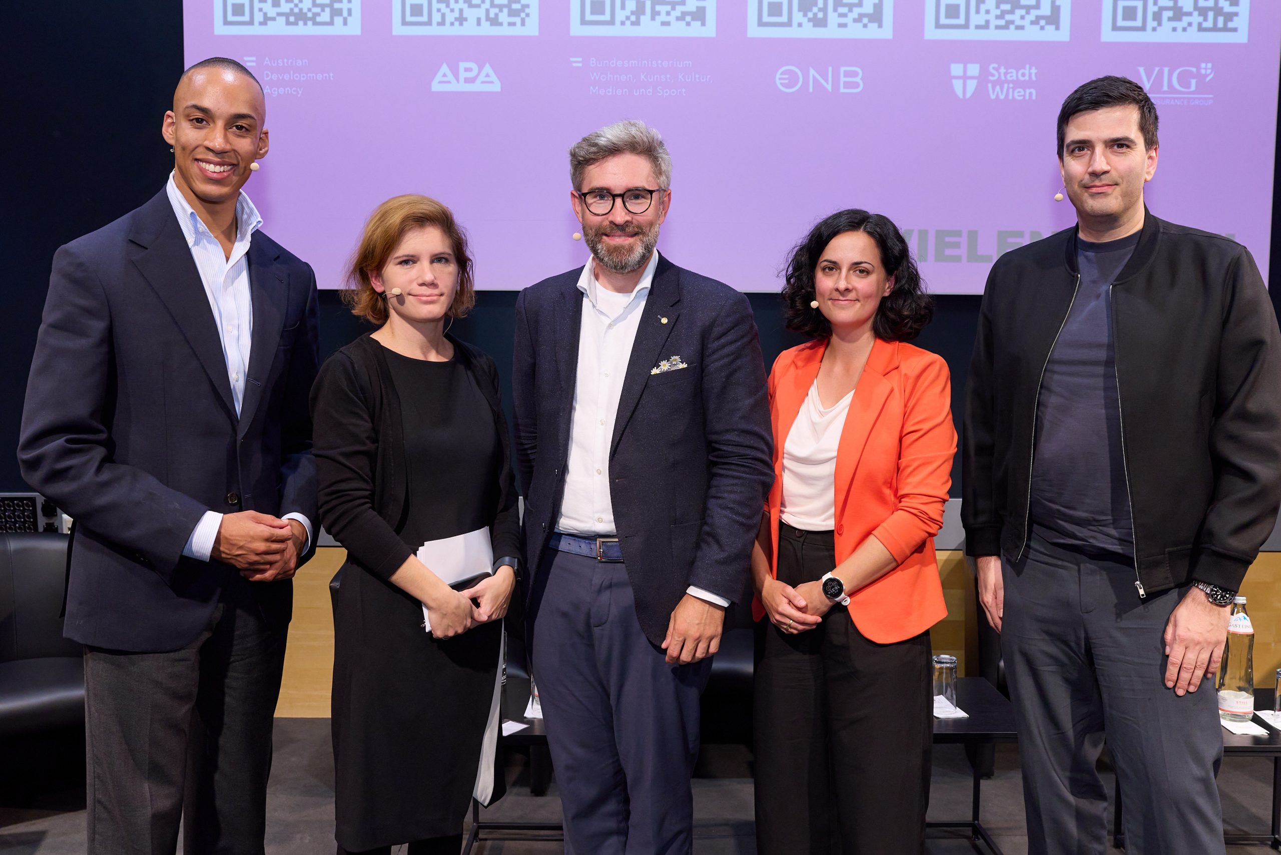 Panel 3 v.l.: Moderator Stefan Lenglinger (ORF), Buchautorin und Kolumnistin Ingrid Brodnig, Rechtswissenschaftler Matthias Kettemann, Helene Voglreiter (Leiterin des ORF-Verification-Teams) und Christo Buschek (Der Spiegel)