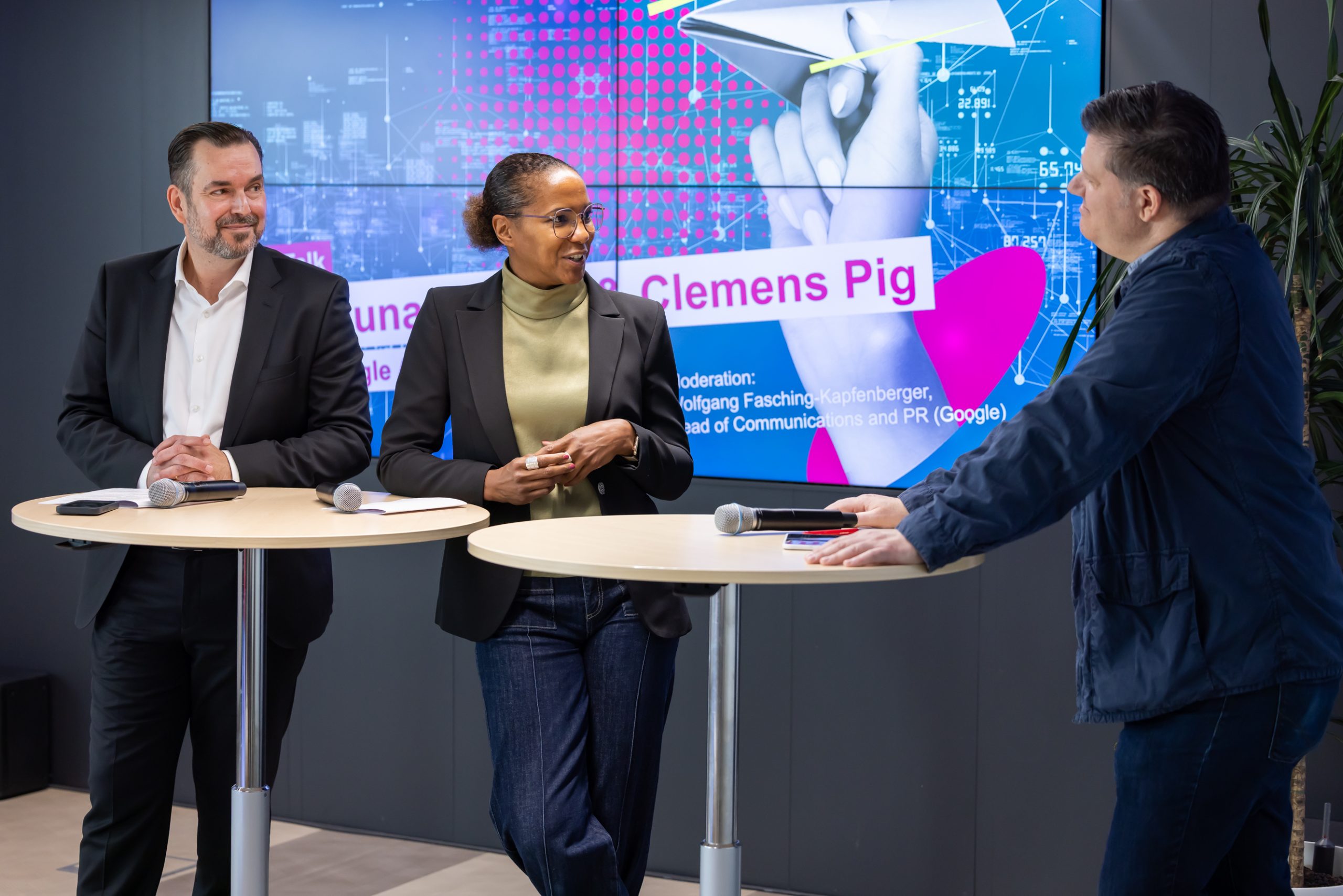 Ein Foto von Maimuna Mosser und Clemens Pig beim Publisher Summit in der APA