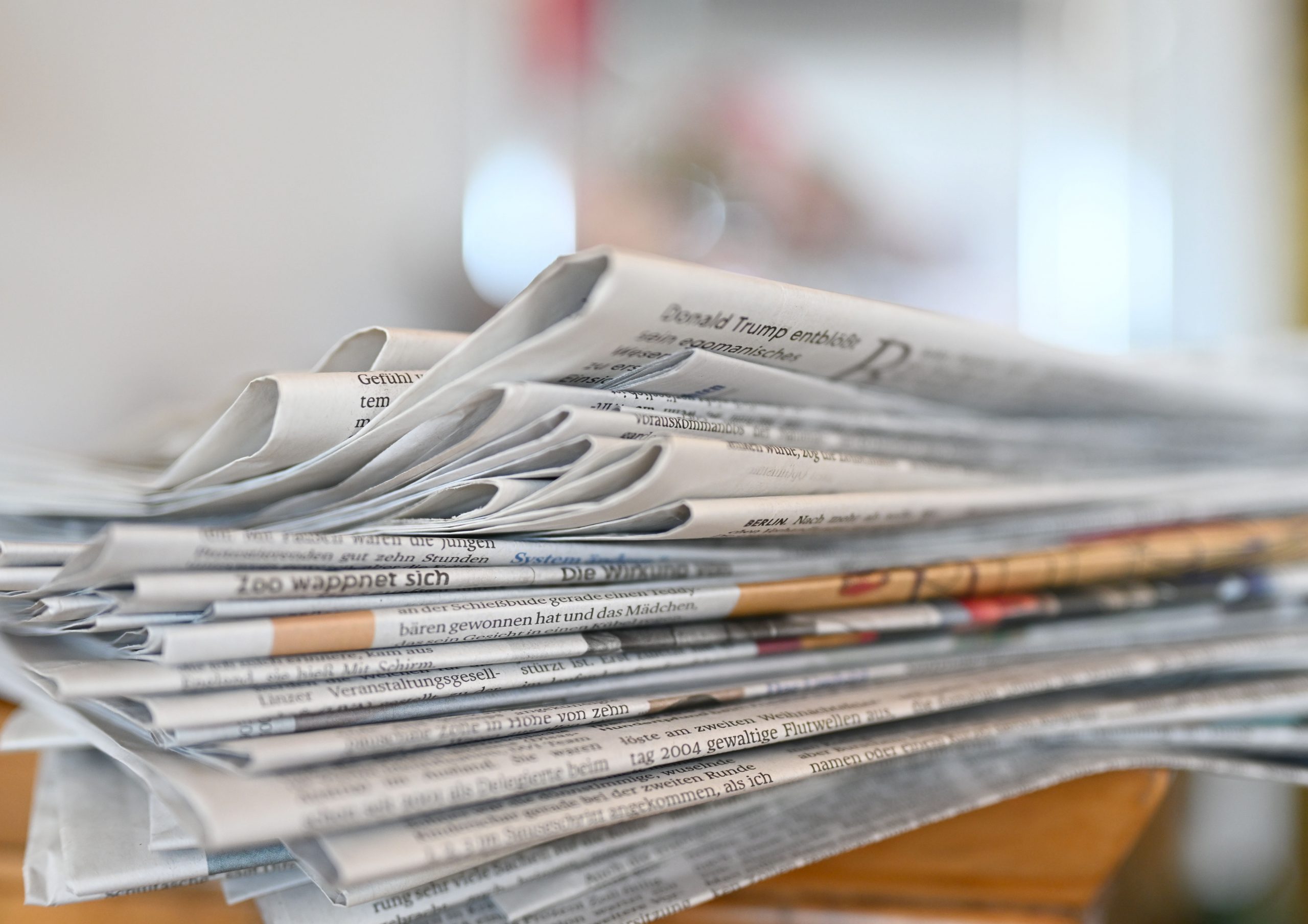 Ein Stapel österreichischer Tageszeitungen