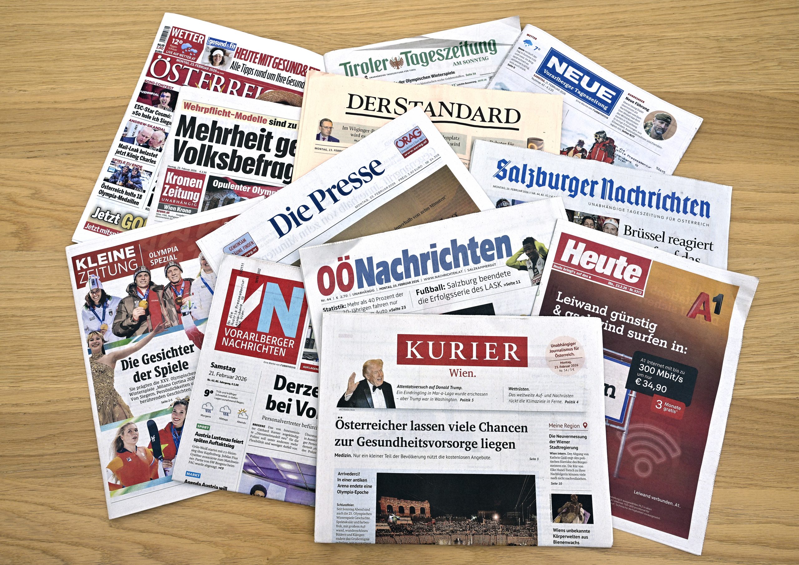 Auf dem Bild sieht man österreichische Tageszeitungen auf einem Tisch liegen