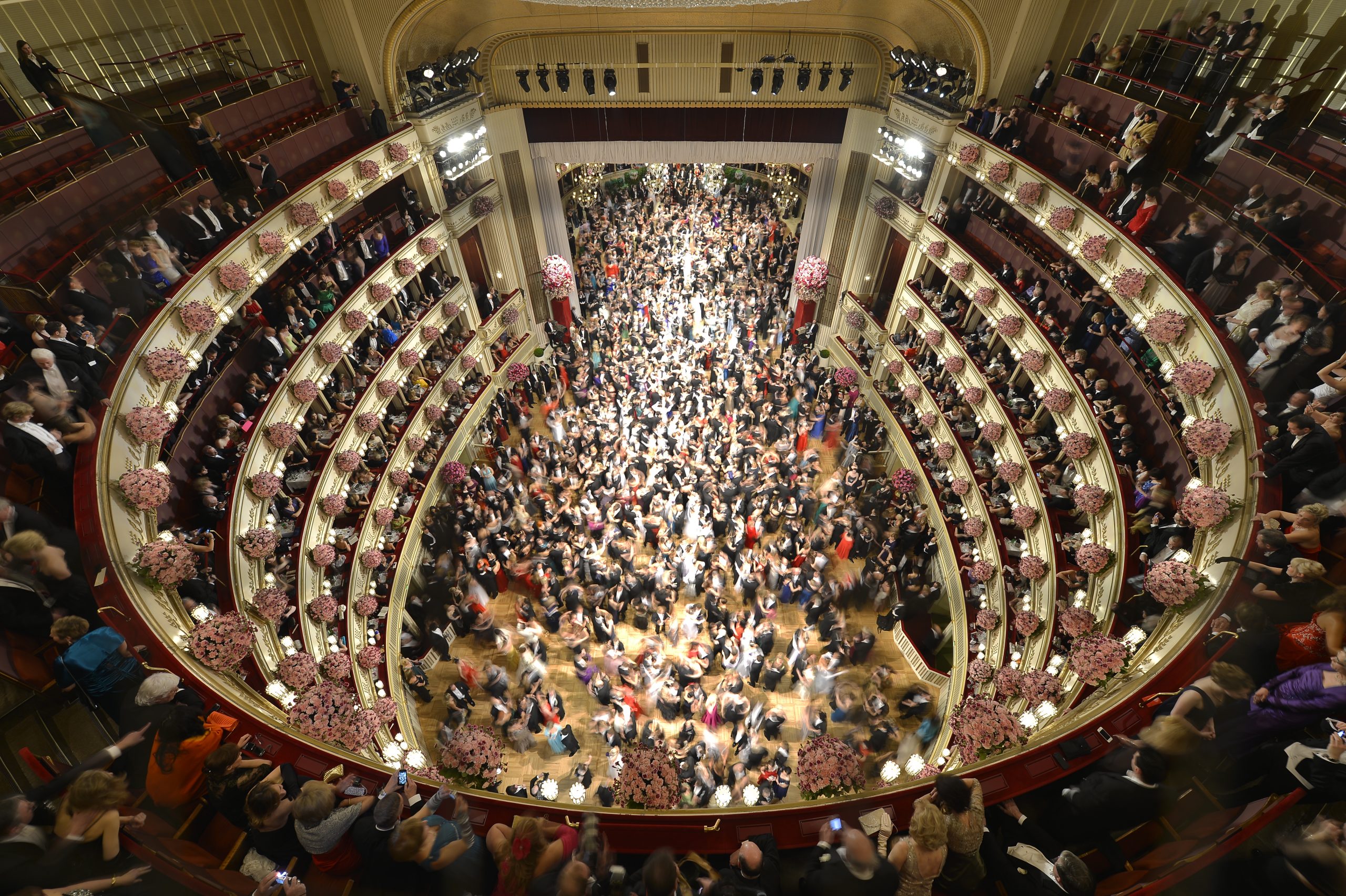Ein Foto aus der Vogelperspektive auf den Wiener Opernball