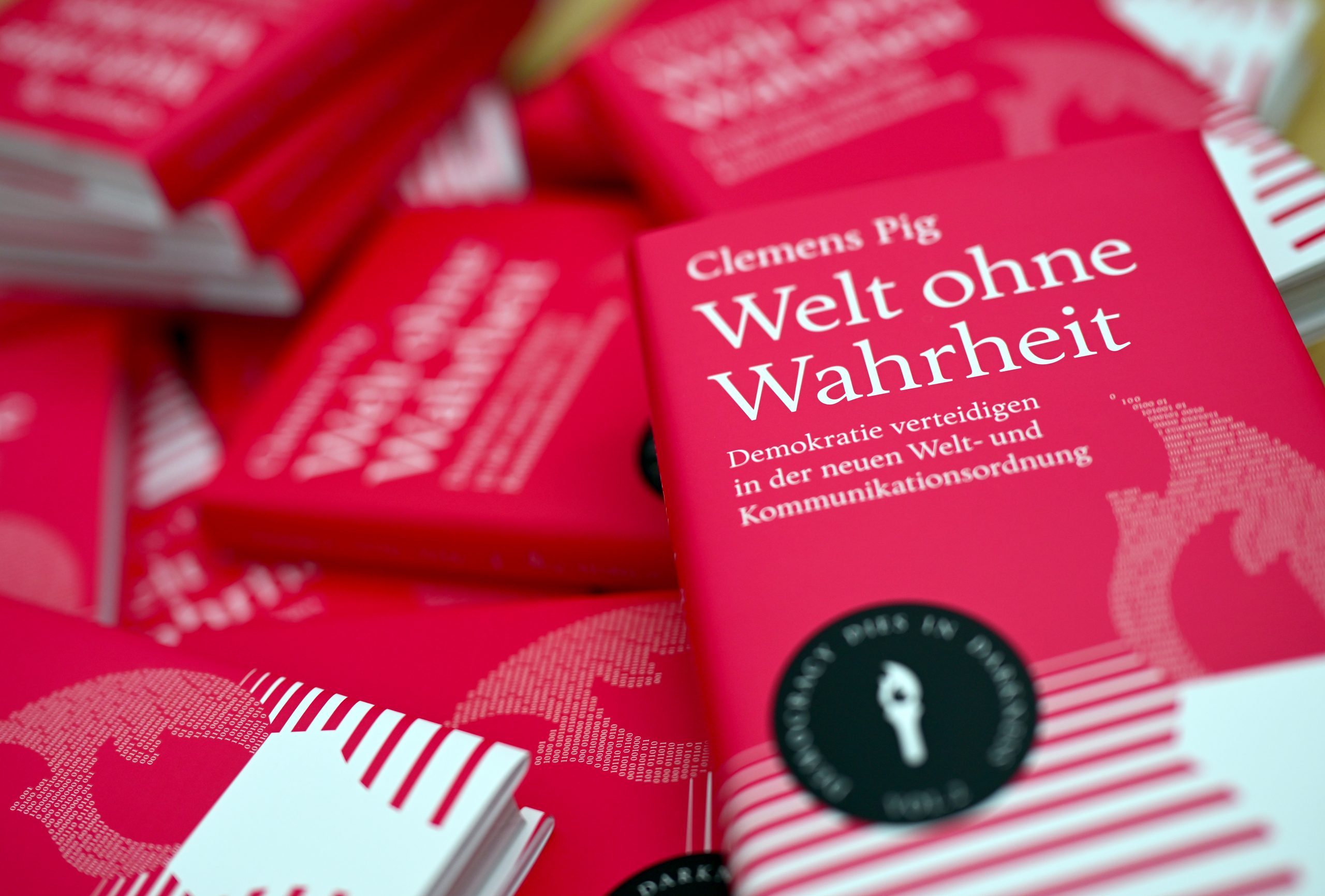 Mehrere Bücher liegen aufeinander