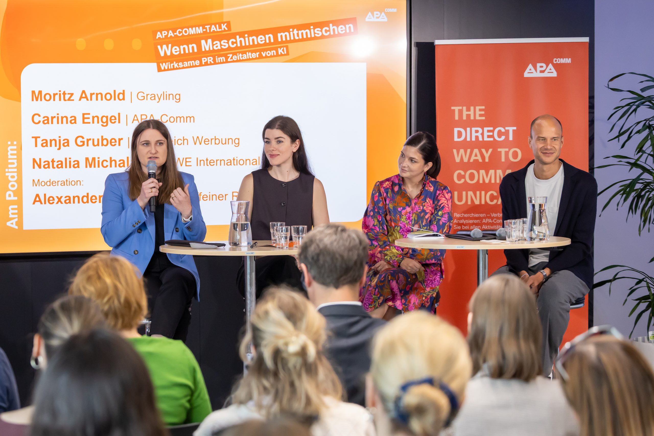Ein Foto der vier Speaker:innen des APA-Comm-Talks