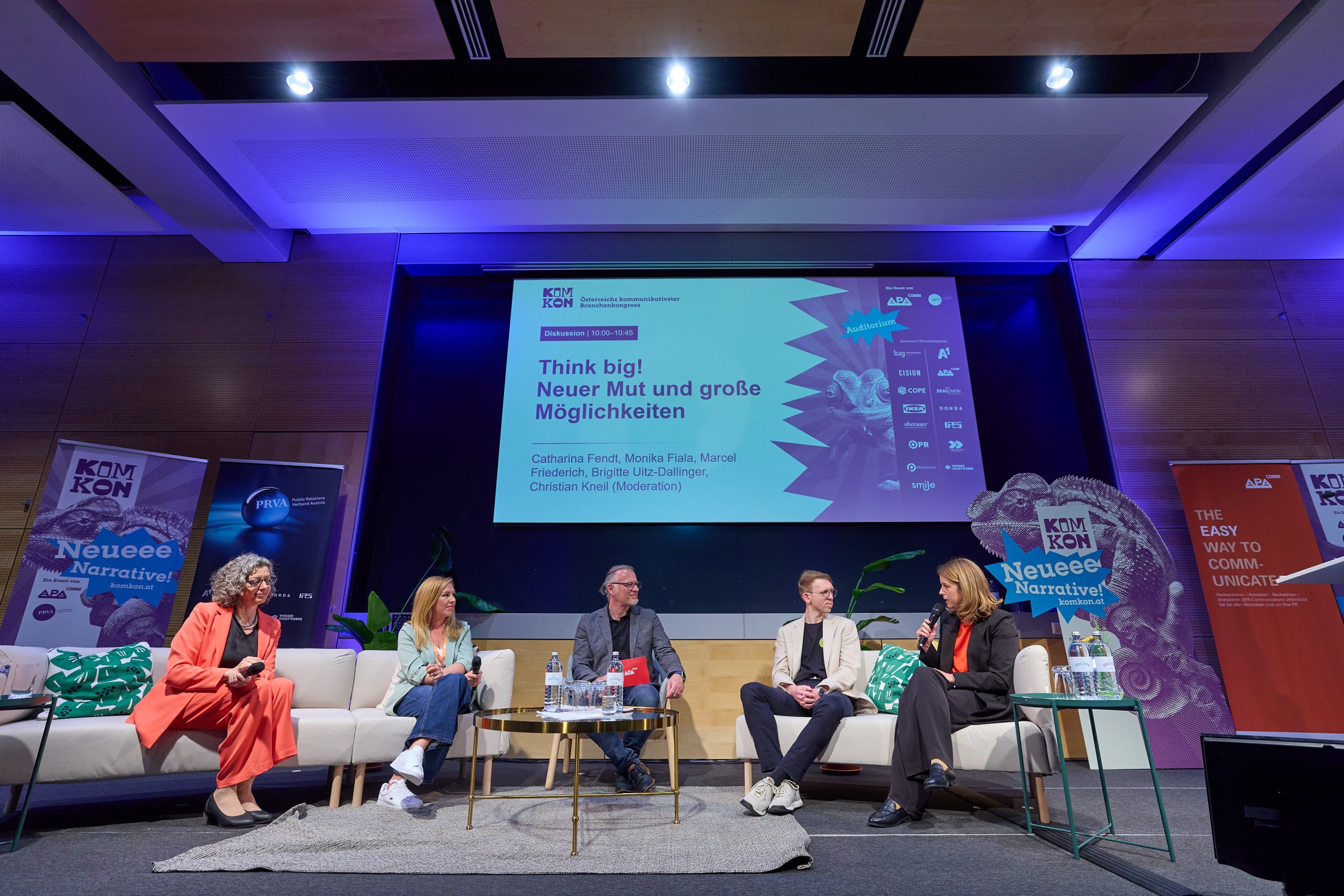 Ein Foto des ersten Panels des KomKon 26